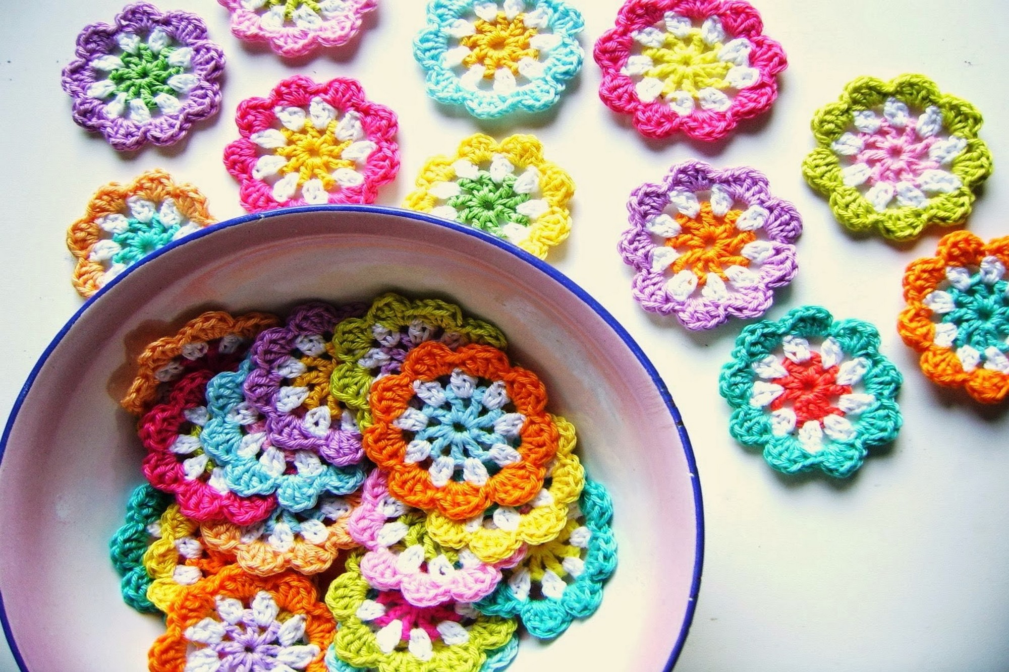 Une-guirlande-de-fleurs-au-crochet